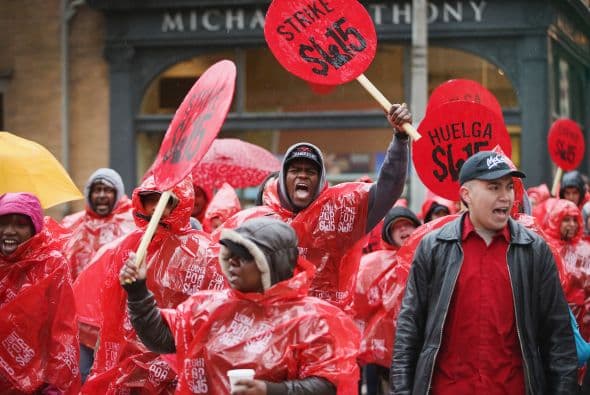 Parte de la huelga mundial de trabajadores comida rápida, trabajadores protestaron afuera del Rock n Roll McDonalds de Chicago.       