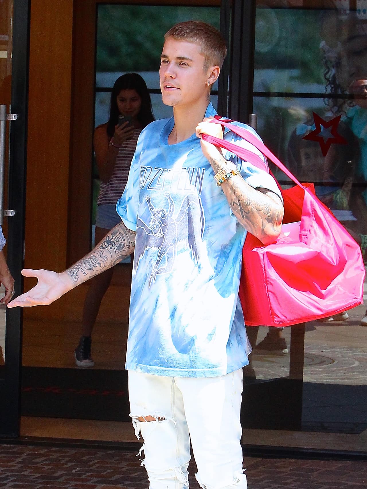 Bieber pidió a los paparazzi que le dieran un poco de intimidad para disfrutar de este momento con su hermanita.