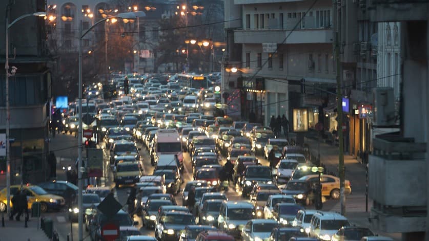 <b>Lugar 10: Bucarest, Rumania.</b>
<br>
<br>Tiempo promedio para recorrer 6.2 millas: 21 minutos 30 segundos.
<br>Tiempo en horas pico al año: 216 horas.
<br>Velocidad promedio en horas pico: 13.6 millas/hora.
<br>Variación respecto a 2021: Sin variación.