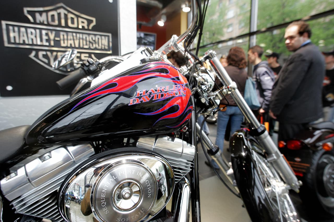 <h3 class="cms-H3-H3">9. Harley-Davidson</h3>
<br>
<br>En 1901, William S. Harley diseñó planes para impulsar una bicicleta con un motor pequeño. Arthur Davidson, un amigo de Williams, trabajó con él para construir estas legendarias motos en un pequeño garaje en Milwaukee, Wisconsin.
<br>
<br>Más de 100 años después, 
<b>la compañía comercializa sus productos en todo el mundo</b> y se ha expandido más allá de las motocicletas, al vender productos como ropa, decoración y adornos, accesorios, juguetes, modelos a escala y videojuegos. 
<br>