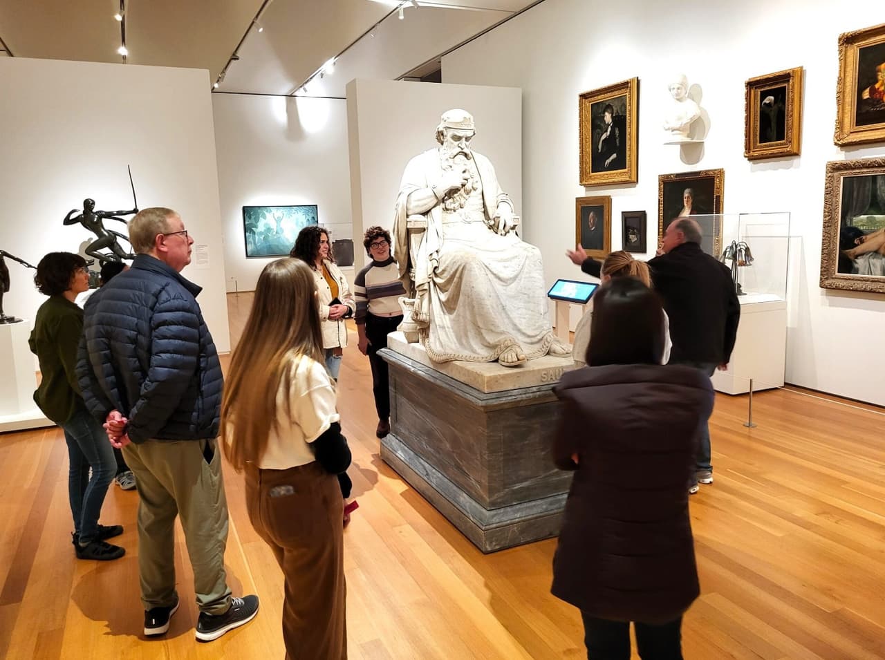 <b>North Carolina Museum of Art </b>
<br>
<b>Sitio web</b>: 
<a href="https://ncartmuseum.org/">https://ncartmuseum.org/</a> 
<br>
<b><a href="https://maps.app.goo.gl/yBzpqr3VcV9ky8M78">Cómo llegar</a> </b>
<br>
<br>El Museo de Arte de Carolina del Norte tiene más de una docena de galerías que exhiben obras de todo el mundo y una variedad de tipos de arte. Originalmente comenzando con 139 obras de Europa y América, el museo ha crecido hasta incluir obras de arte africanas, egipcias y judías, al tiempo que ha ampliado las colecciones europeas y americanas antiguas.