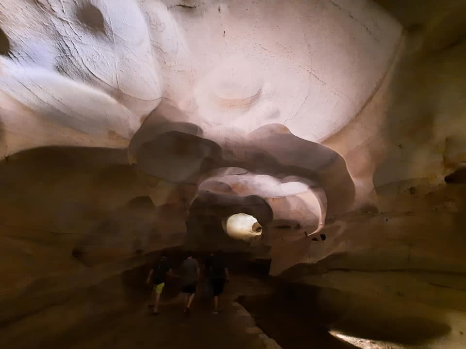 Muchas leyendas e historias rodean la cueva. Según uno, el forajido Sam Bass escondió en su interior un alijo de dinero robado de 2 millones de dólares.