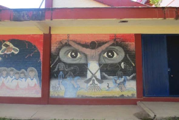 Un hombre encadenado, en uno de los murales de Ayotzinapa.