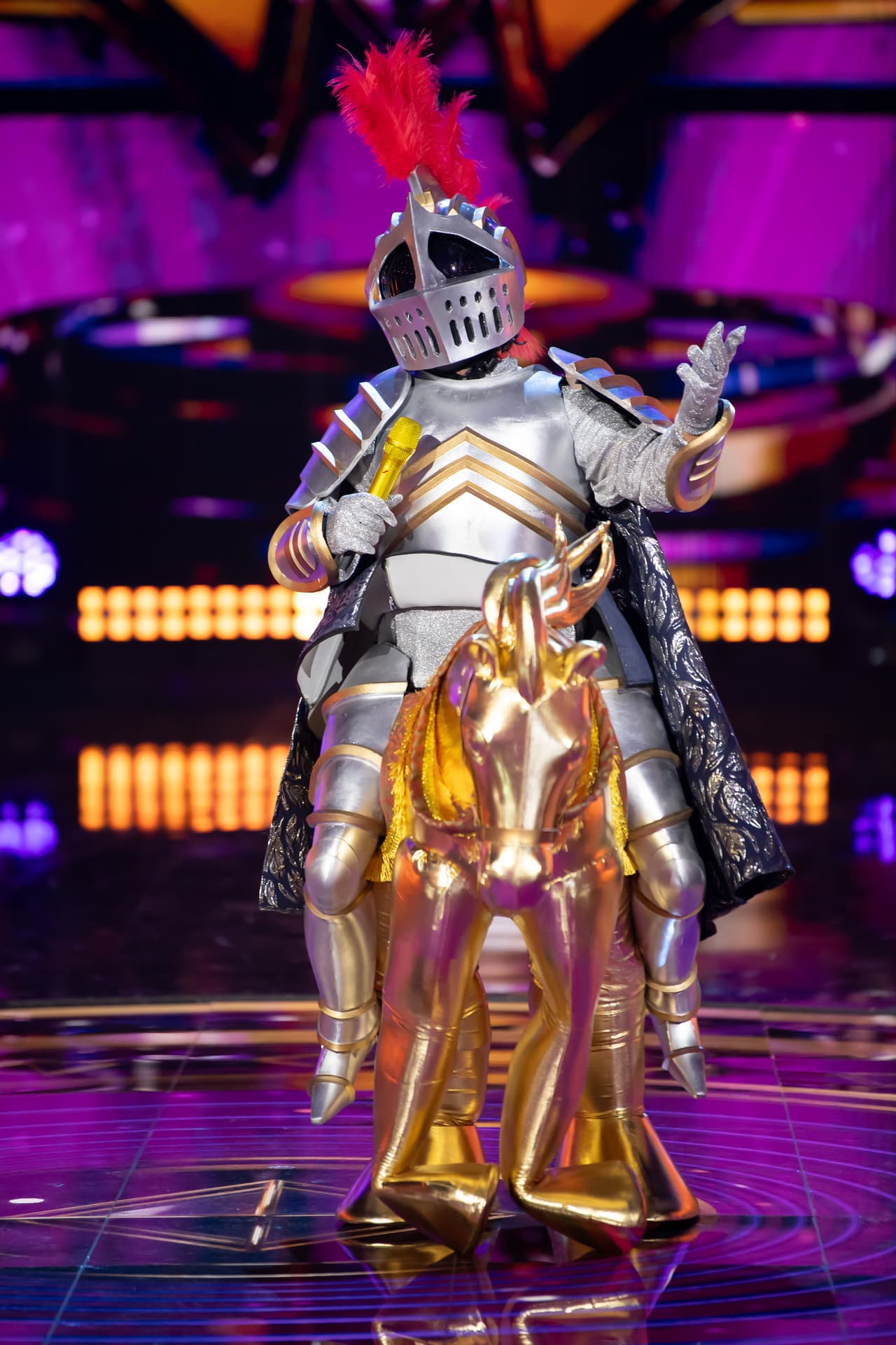 Tuvimos una apertura única con un número musical. Un caballero con armadura salió al escenario con el tema ‘Prometiste’. Algo inesperado, pues hasta Omar Chaparro se preguntaba quién era el misterioso personaje.
<br>