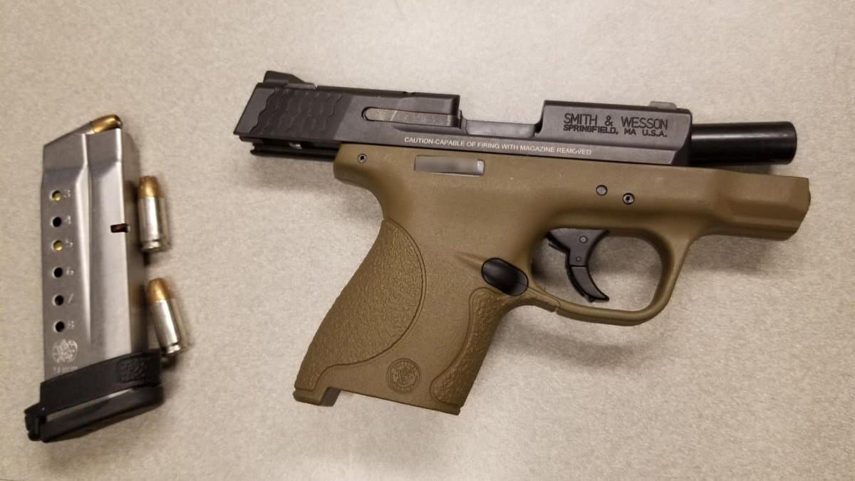 Ambos conductores son ciudadanos estadounidenses fueron detenidos, en la revisión del auto encontraron un arma que fue incautada.