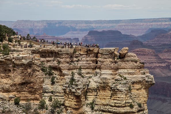 El Parque del Gran Cañón ofrece visitas con guías profesionales que te llevarán a los puntos con las mejores vistas del lugar. Ideal para tomar fotografías y disfrutar de atardeceres.