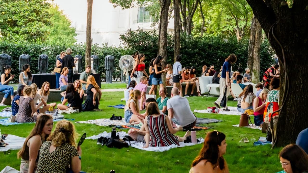 <h3 class="cms-H3-H3">🖼️ Museo gratis y abierto</h3>
<br>¿Te gusta el arte contemporáneo? Con 
<i>‘til Midnight</i>, las galerías del Nasher también abren sus puertas sin costo. 
<b>Puedes caminar entre obras maestras y conocer algunas de las piezas más icónicas de la escultura moderna y contemporánea.</b>
<br>
<h3 class="cms-H3-H3">🍴 Comer y beber</h3>
<br>
<b>No, no puedes llevar tu picnic.</b> Pero sí puedes comprar comida y bebida en el lugar. Desde cócteles hasta snacks, t
<b>odo está pensado para disfrutar la noche sin interrupciones.</b>