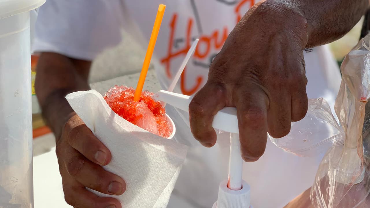 “Un hispano medio moreno me pidió un mango y me dio un billete de a 20, pero un güero que venía con pistola me pidió todo el dinero y me metió un golpe aquí”, señaló Don Alex.