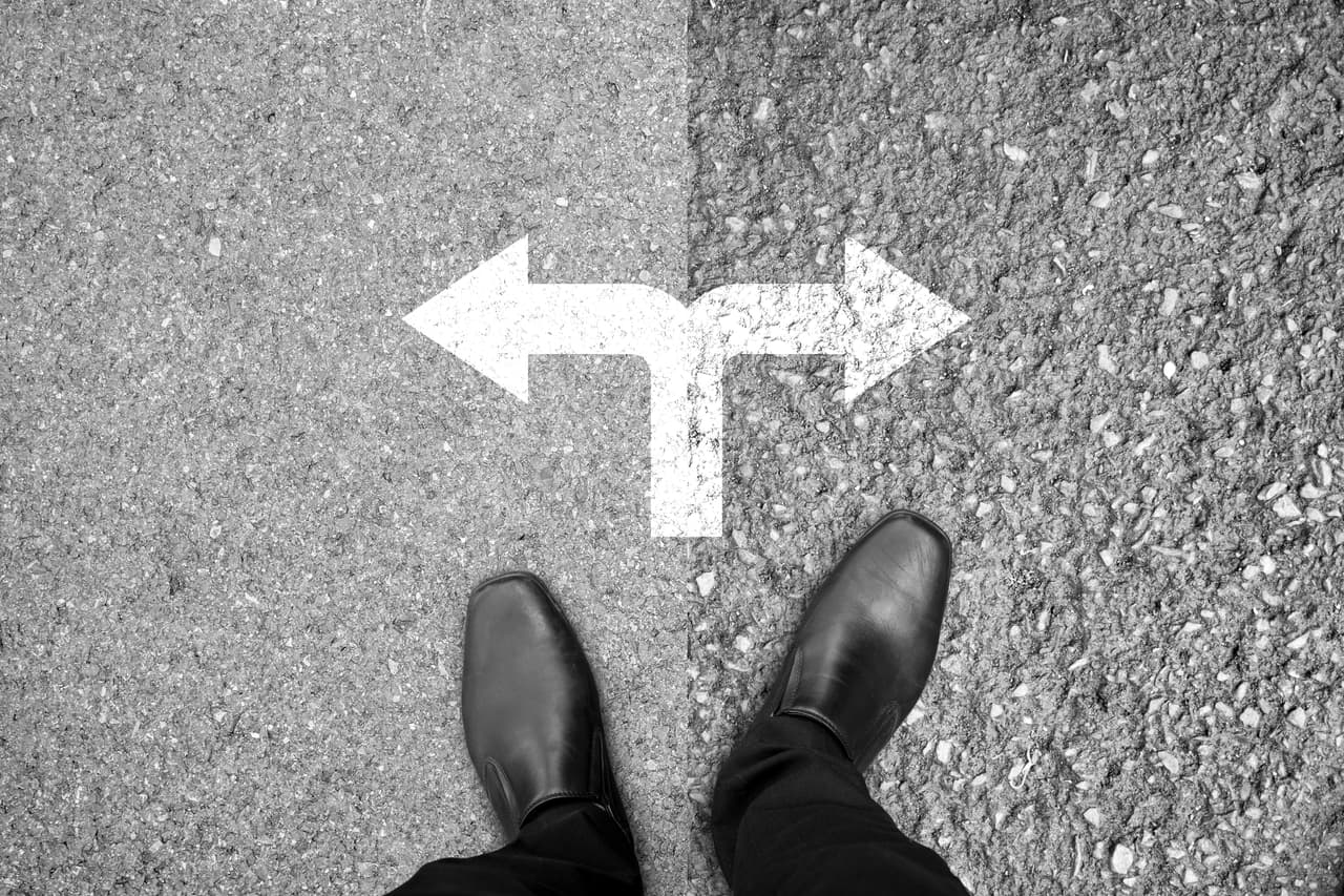 El hombre al salir puede ir hacia un lado o hacia el otro. De la decisión que tome dependerá que sea asaltado, si opta por ir donde está el maleante, o encontrar al amor de su vida, si se encamina al otro lado. En ese caso podría decirse: se ve un atraco y un amor en tu vida. Ambas cosas están ahí y pueden suceder, el hombre escogerá una de ellas y estará creando su propio destino.
<br>