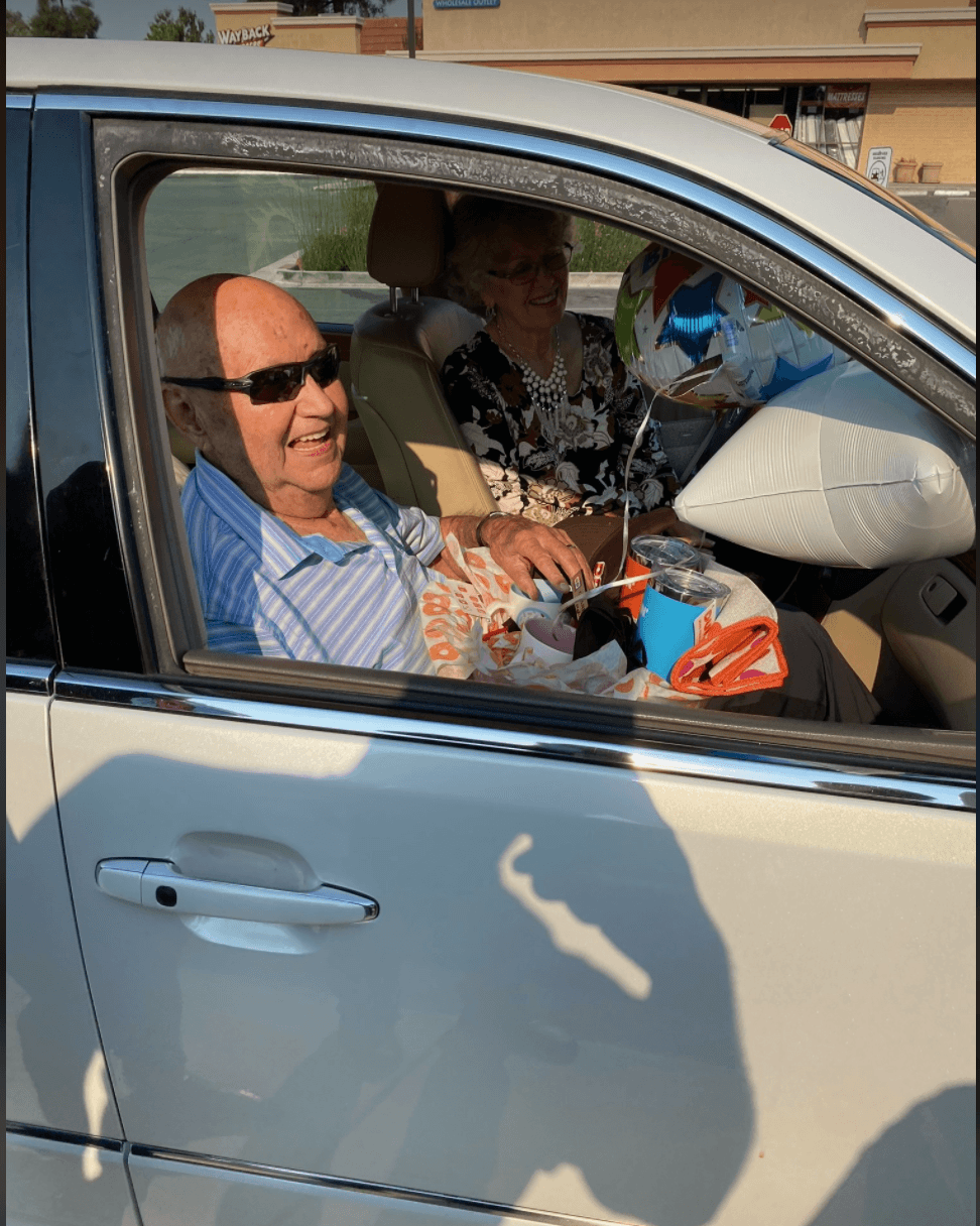 Así las cosas, comenzó a buscar lugares en los que pudiera tomar su café matutino,
<b> aunque fuera sentado en su vehículo solito. </b>
<br>