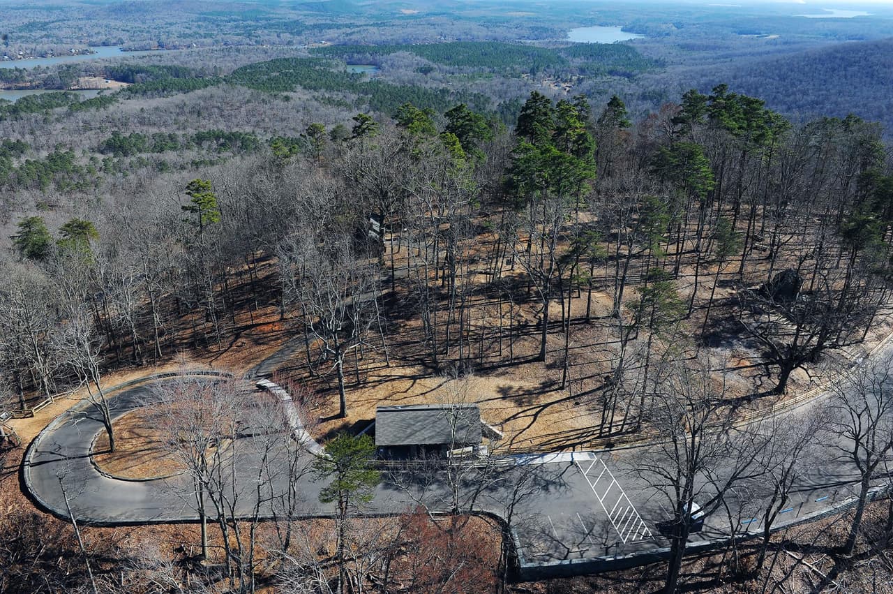 La montaña está llena maravillas geológicas: con artefactos nativos americanos hechos de riodacita y argilita extraídas por los Civilian Conservation Corps para crear muchas de las estructuras del parque.