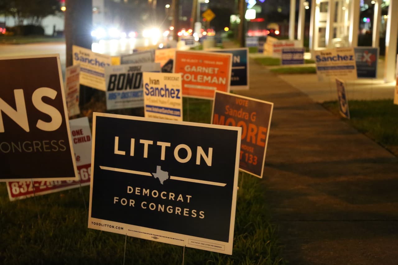 Los letreros publicitarios de candidatos que participaron en las contiendas electorales en Houston instalados en las afueras del Metropolitan Multi-Service Center.