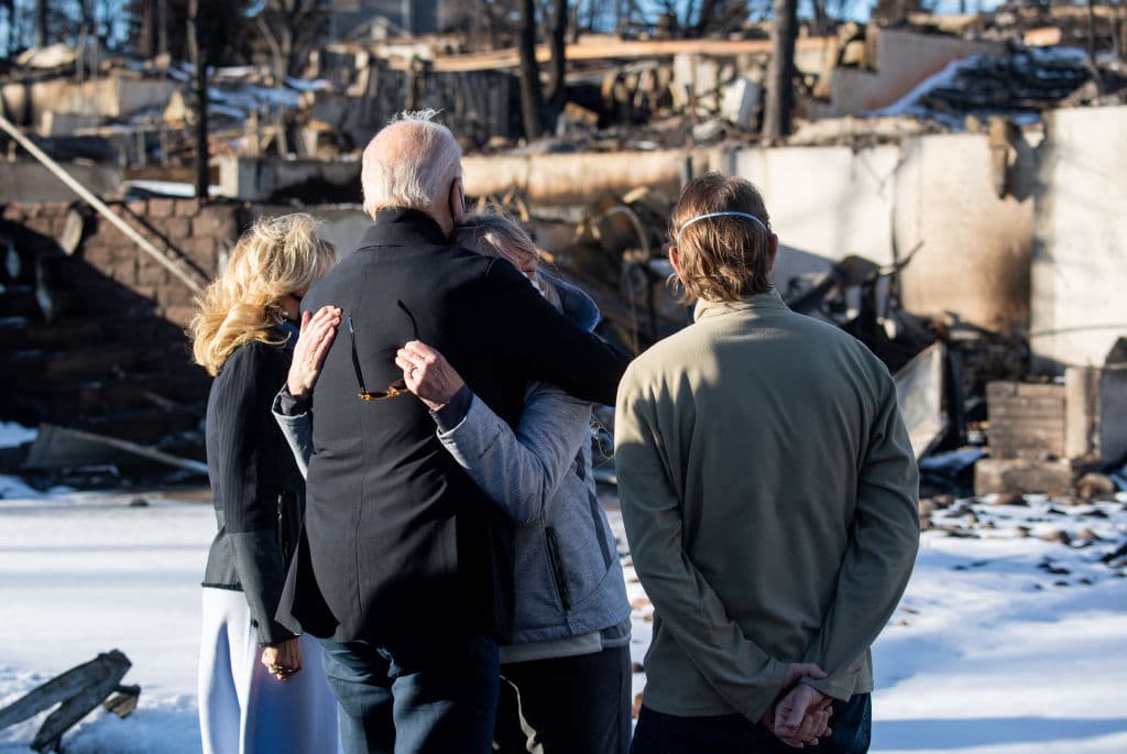 El presidente Biden abraza a uno de los residentes de Colorado que perdieron sus viviendas por el terrible incendio Marshall.