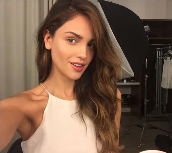 Liam Hemsworth, por su parte, tuvo un breve romance con la mexicana Eiza González.