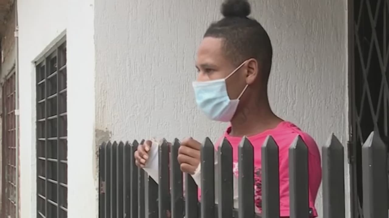 <b>Imágenes sensibles: Le cortaron la mano porque creían falsamente que era un ladrón</b>
<br>
<br>Milton Fabián Montenegro fue mutilado con machete luego de que lo señalaran de ser un ladrón. Las autoridades en Cali, Colombia, investigaron y establecieron que unos pandilleros lo atacaron pensando que se trataba de un rival.