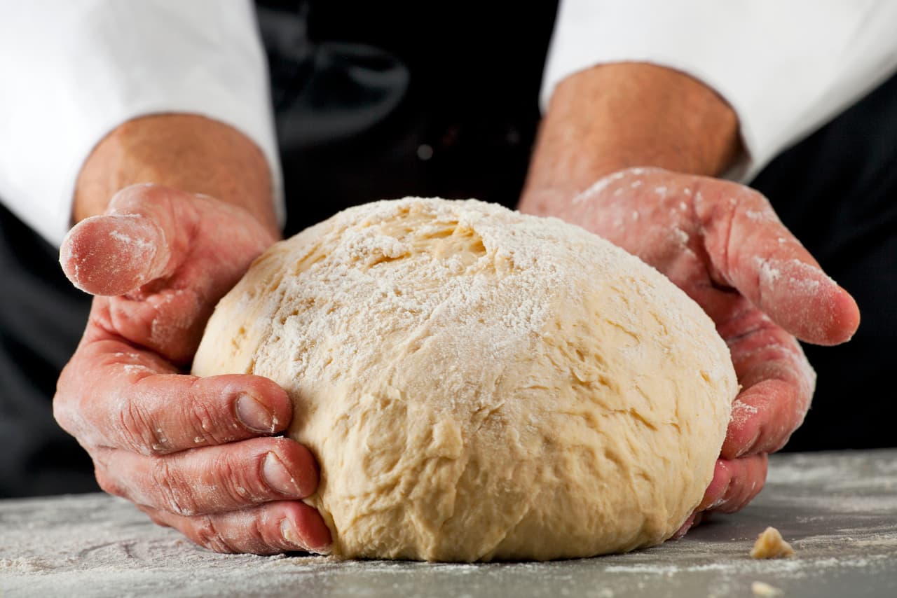 Amasa todos los ingredientes y agrega la levadura. Vuelve a amasar y deja reposar en un lugar tibio 1 hora hasta que la masa aumente su tamaño al doble.