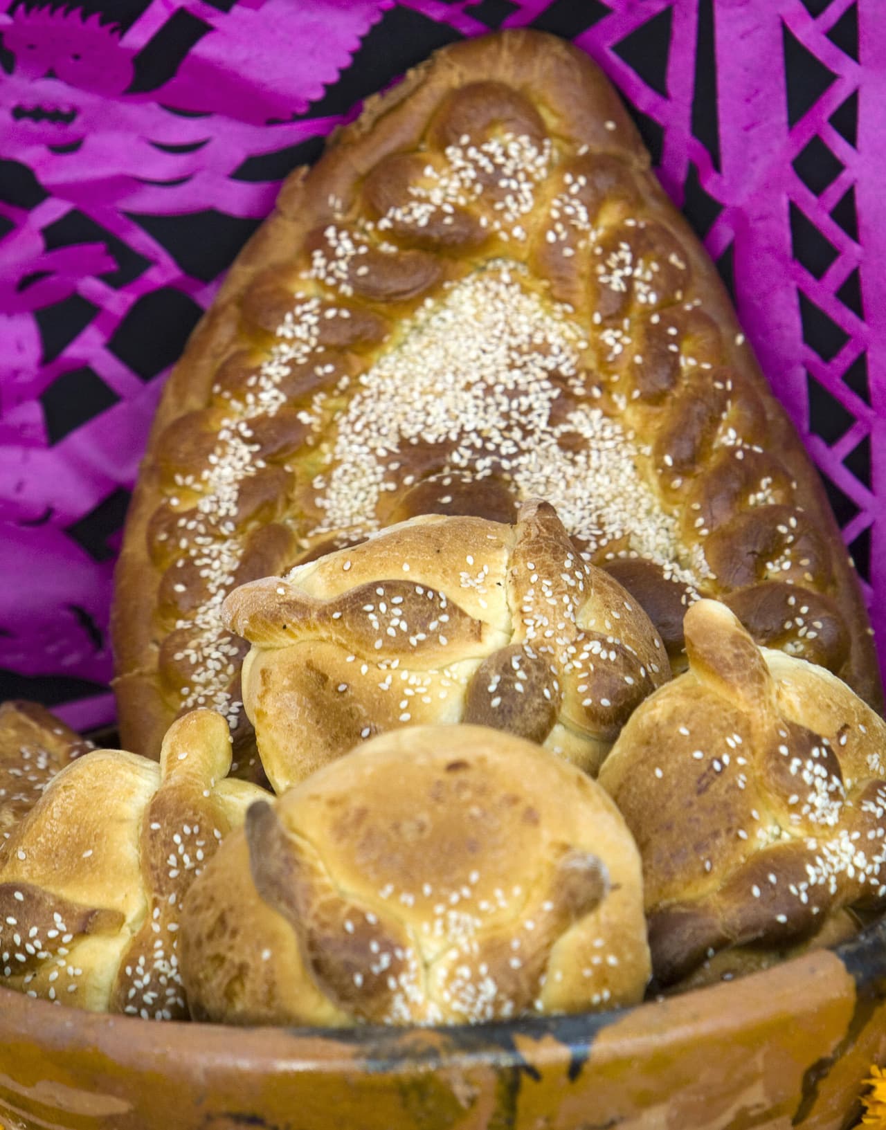 La principal función de ambos es hacer un regalo a las almas de los difuntos que regresan del más allá durante los dos primeros días del mes de noviembre.