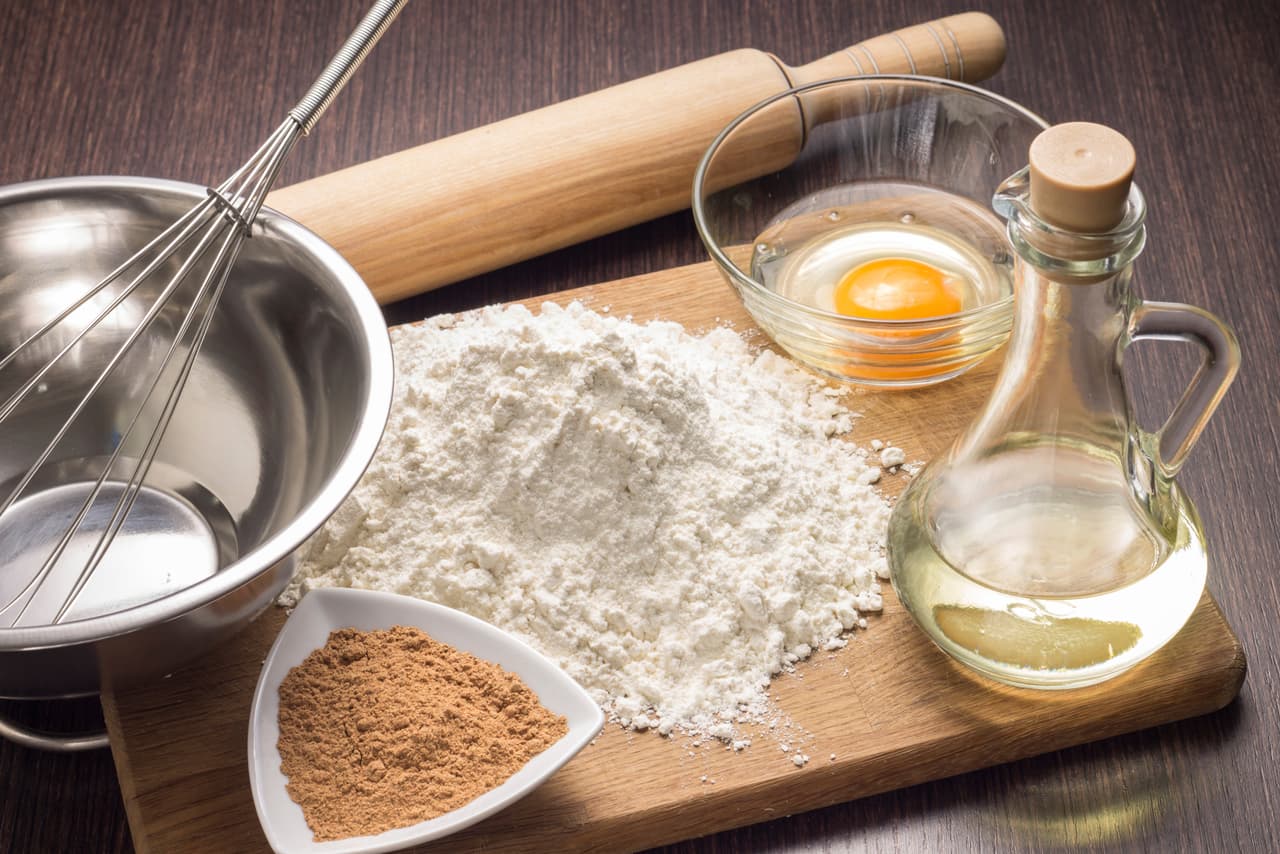 Necesitas: 4 sobres de levadura, 1/4 de taza de agua tibia, 6 tazas de harina, 1 lata de leche condensada, 5 huevos, 5 yemas de huevo, 1 ¼ tazas de mantequilla, 2 cucharadas de agua de azahar, 2 huevos para barnizar y 1 ¼ tazas de azúcar.