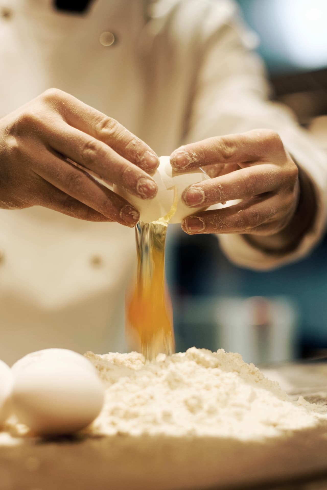 Mezcla la harina restante con los huevos, la leche condensada, las yemas, la mantequilla y el agua de azahar.