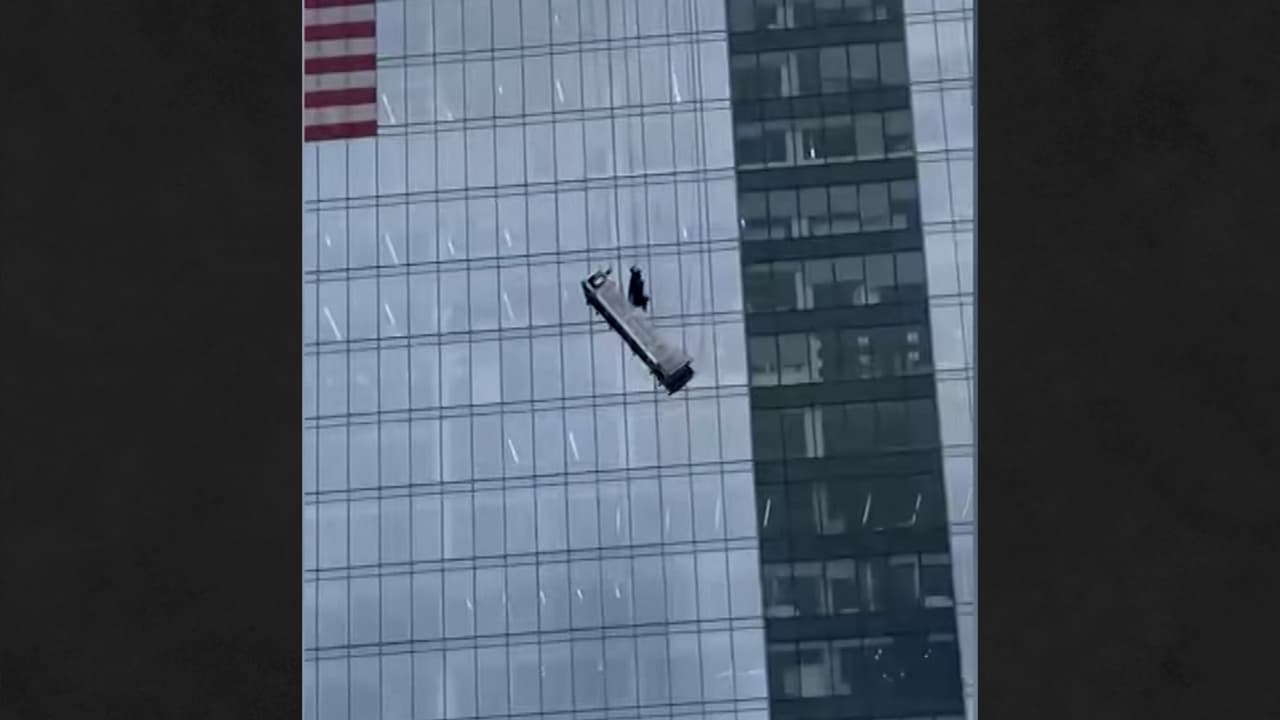 Así fue el rescate de unos limpiadores de ventanas que se quedaron varados a 15 pisos de altura