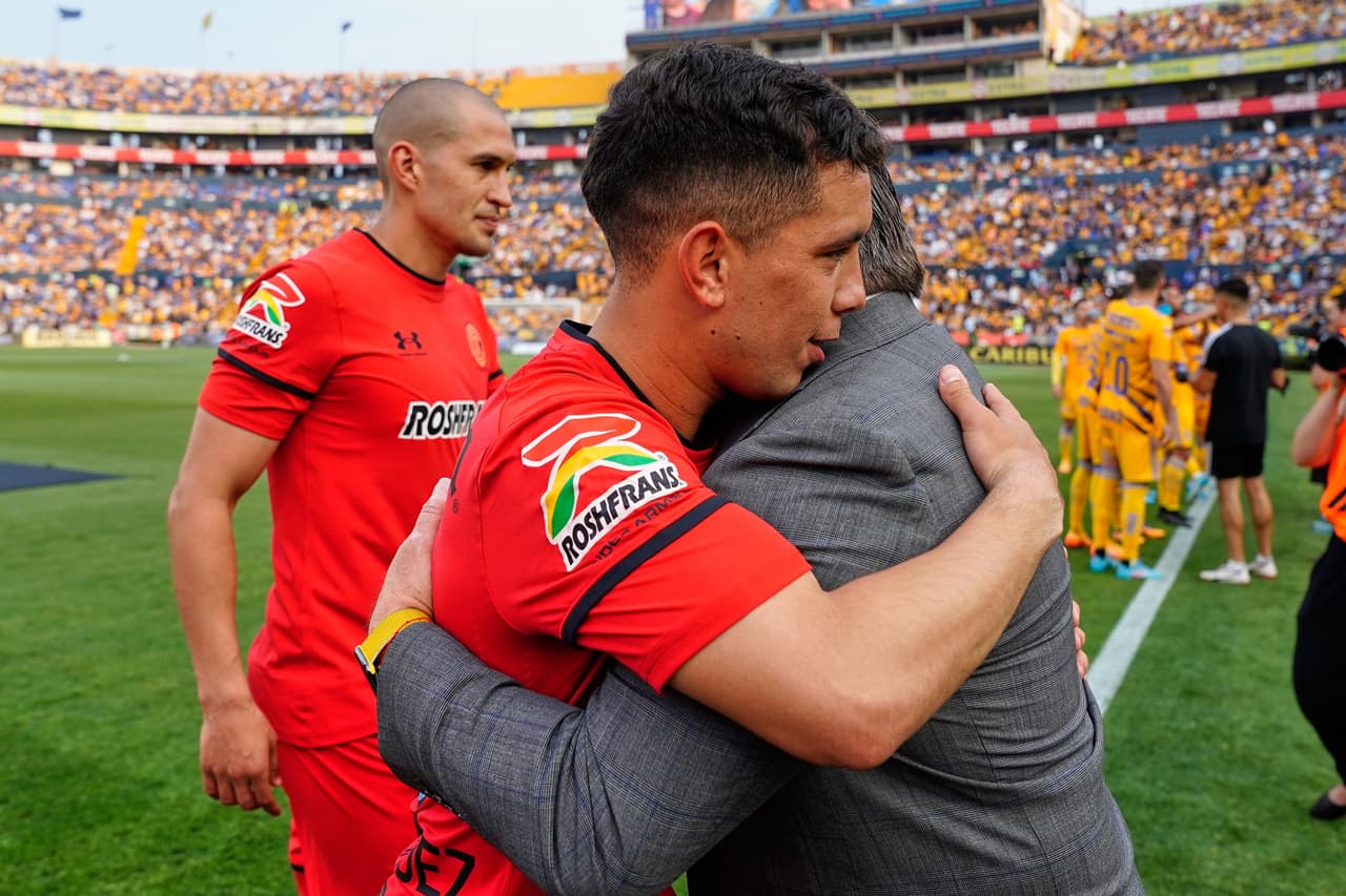 ¿Abrazo de Acatempán? Leo Fernández se saludó con Miguel Herrera antes del inicio del juego.