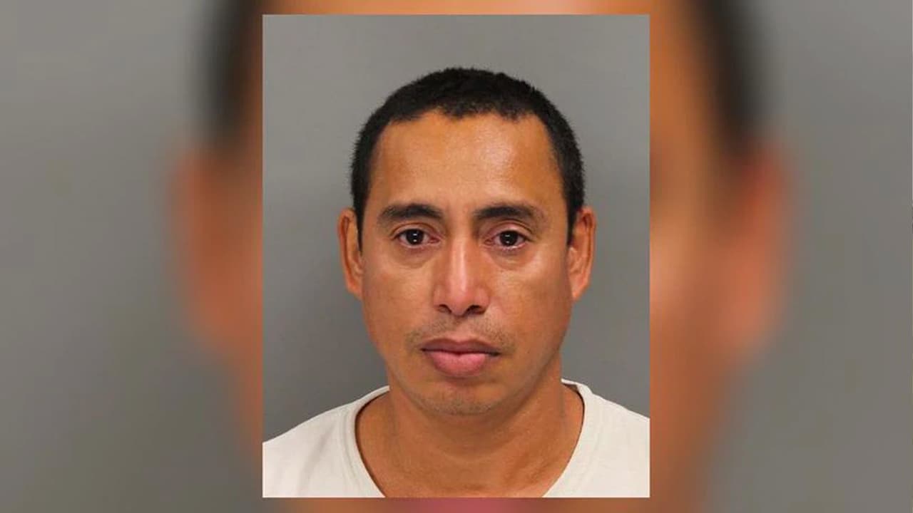 Condenan a hispano a dos cadenas perpetuas por abuso de menores