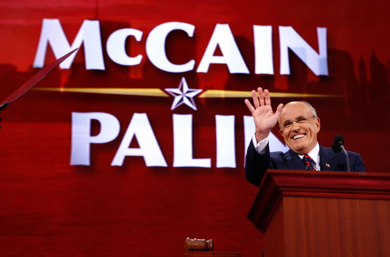 El exalcalde participa en la Convención Nacional Republicana que nominaría a John McCain como candidato por el partido contra el demócrata Barack Obama.