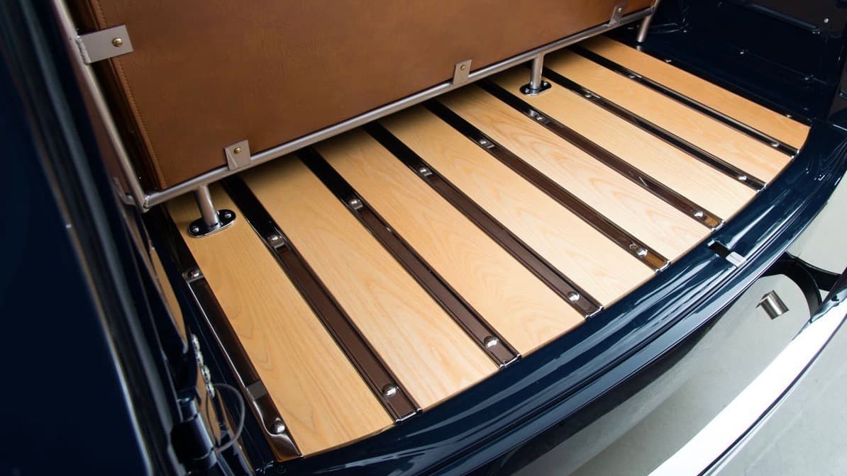 El suelo de la Ford Ranger Marmon-Herrington era de 
<b>madera contrachapada con tiras antideslizantes de acero</b> que según Ford era más resistentes y duradero, y ofrecía mejor protección contra escape y sociedad. Este era el equipo original del camión de trabajo, pocos imaginaron que después de 71 años este suelo utilitario sería considerado como todo un lujo.