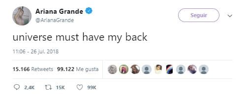 La cantante de 'No tears left to cry' escribió en la red del pajarito: "Universe must have my back" (El universo me protege).