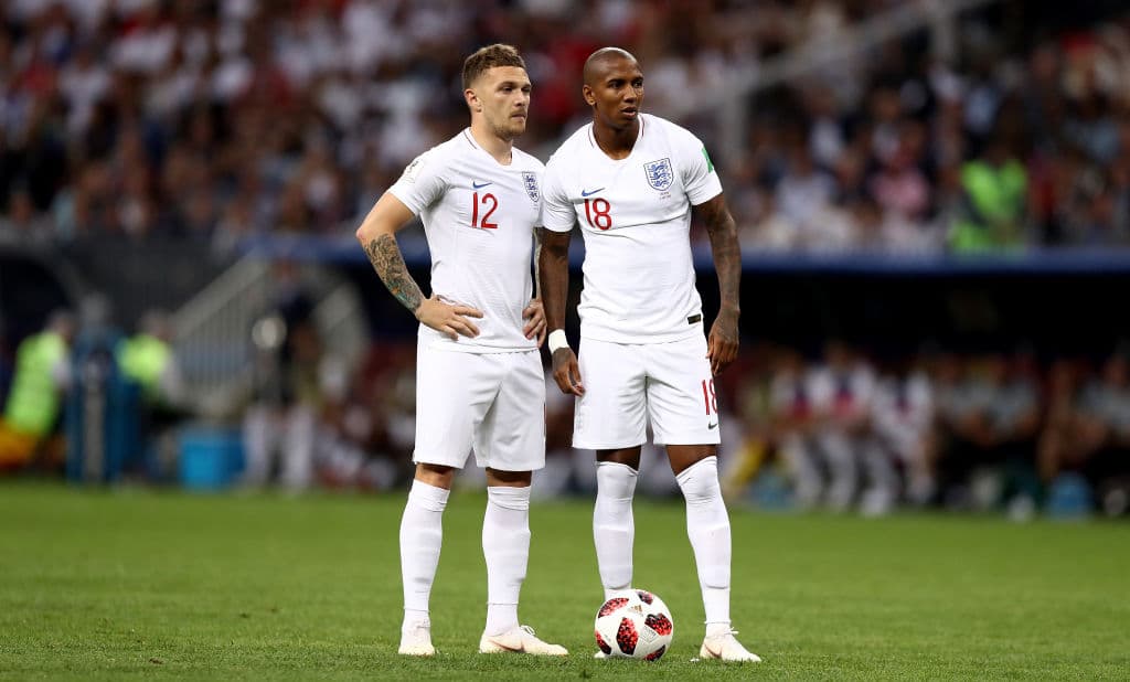 La falta fue contra Dele Alli al minuto 4 del primer tiempo y en ese momento el volante derecho convenció a Young de dejarlo cobrar.