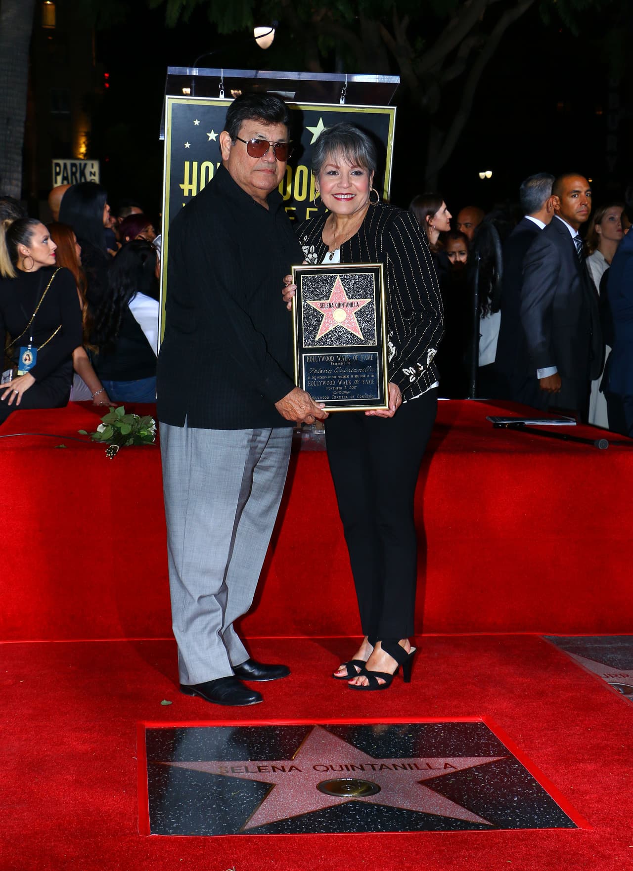 Los padres de Selena, la señora Marcella acompañando siempre a su esposo, impulsor de las carreras de sus hijos; Abraham Quintanilla posando con la estrella de su hija en el Paseo de la Fama en Hollywood.