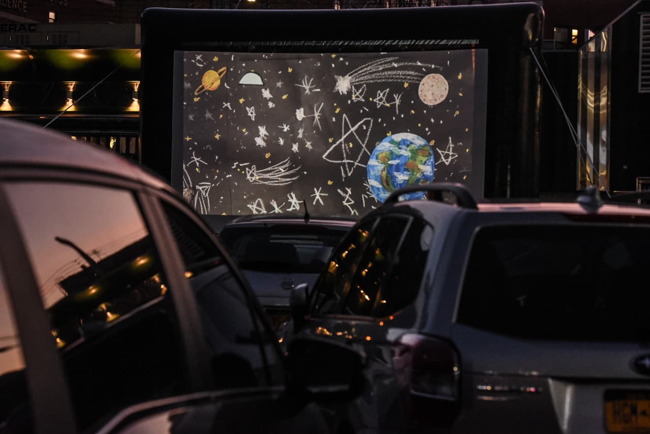 Tal es el caso de Bel Aire Diner, un popular restaurante en Astoria, Queens, que convirtió su estacionamiento en un autocine.