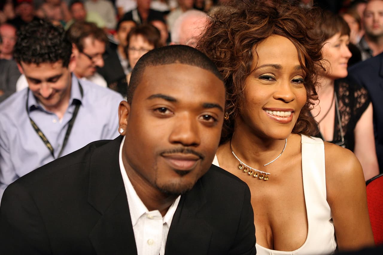 Esta no es la primera polémica que Ray J enfrenta, pues el cantante también fue pareja de Whitney Houston en 2007.
<br>