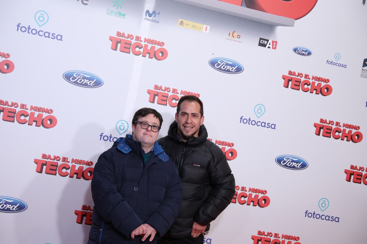 El español
<b> <a href="https://www.loquedeverdadimporta.org/en/speaker/pablo-pineda/" target="_blank">Pablo Pineda</a></b>
<a href="https://www.loquedeverdadimporta.org/en/speaker/pablo-pineda/" target="_blank"> </a>es un maestro, conferenciante, presentador, escritor y actor. Su trabajo más conocido es la película
<a href="https://www.youtube.com/watch?v=TWgbS3Ej_EU" target="_blank">"Yo, también"</a>, en la que interpreta el papel de un licenciado universitario con síndrome de Down. En la vida real es diplomado en magisterio y licenciado en psicopedagogía.
<b>Fue el primer europeo con síndrome de Down en terminar una carrera universitaria. </b>