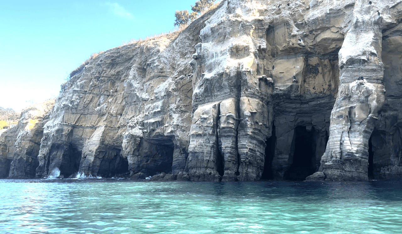 White Lady, Little Sister, Shopping Cart, Sea Surprize, Arch Cave, Sunny Jim y Clam’s son los nombres de cada cueva. La entrada debe ser guiada y dependerá del nivel de la marea.
<br>