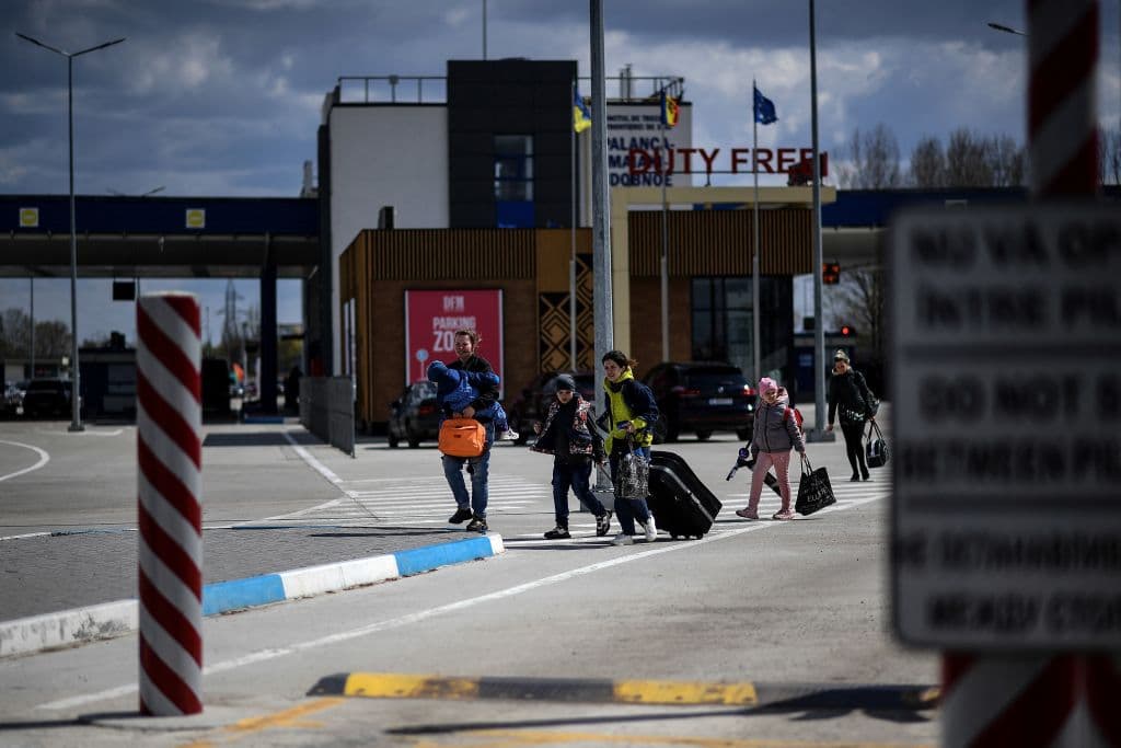 En 
<a href="https://www.univision.com/noticias/mundo/guerra-rusia-ucrania-100-dias-imagenes-123-123-fotos">Ucrania, solo en tres meses de guerra</a>, se generaron 
<b>siete millones de desplazados internos y cinco millones de refugiados. </b>La mayoría de ellos los han recibido los países colindantes, como Moldovia, cuya frontera se muestra en la foto.