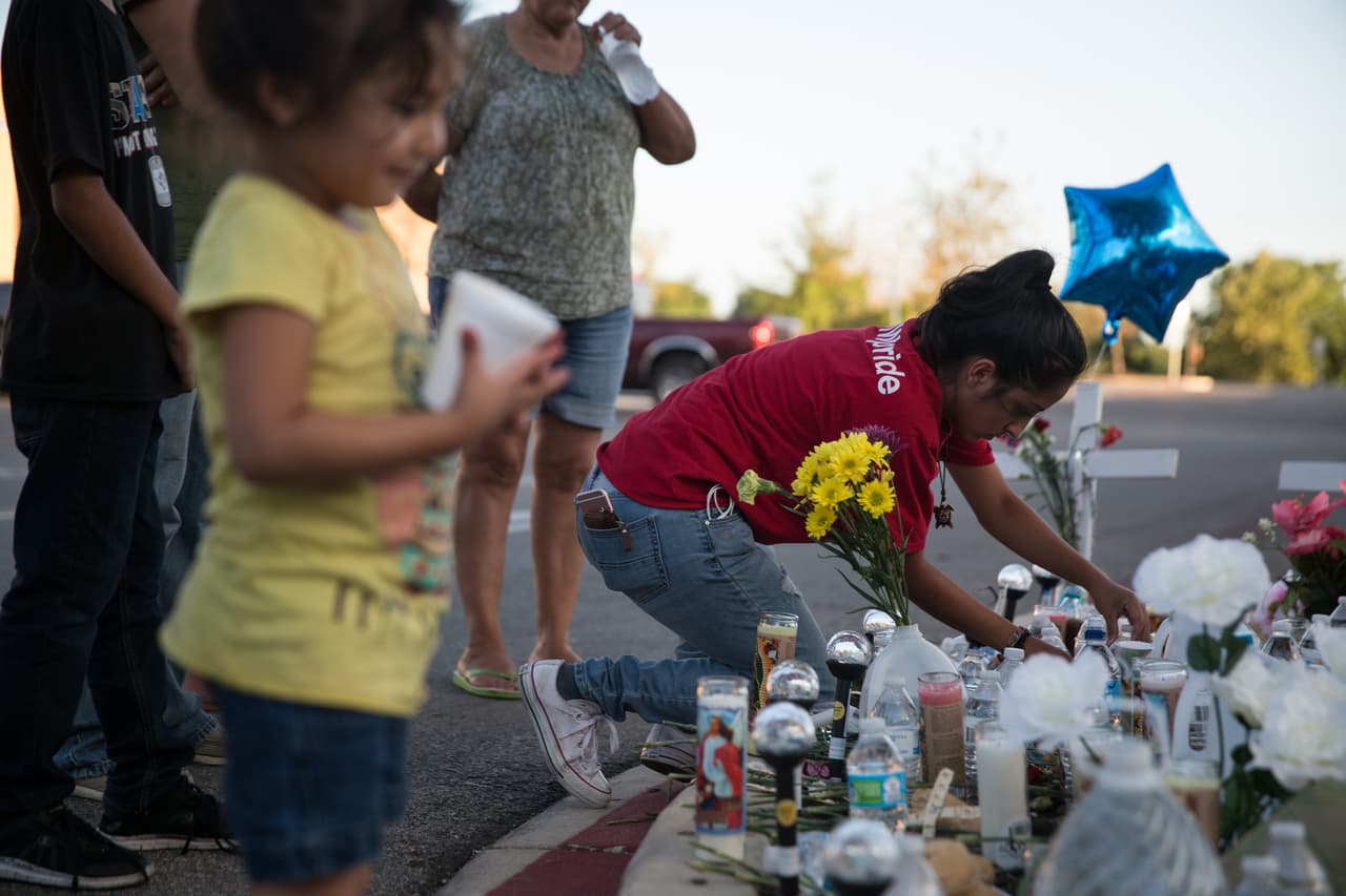 Entre las ofrendas que han sido colocadas al pie del árbol se encuentran unos lentes oscuros. Unos niños los hallaron en el monte cercano al árbol y los vecinos creen que pertenecían a uno de los indocumentados que cayó desmayado en el estacionamiento de la tienda.