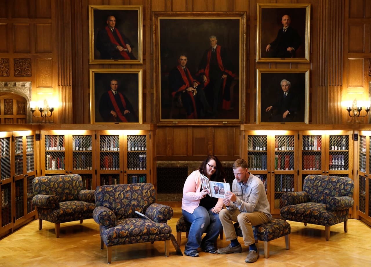 La Clínica Mayo puso en 2016 a Sandness en lista de espera. Lilly Ross ya había aceptado donar los órganos de su marido. La edad, el tipo de sangre, el color de la piel y la estructura facial del hombre fallecido encajaba casi a la perfección con Sandness. 
<b>Ross accedió, a pesar de que le preocupaba un poco la idea de ver algún día el rostro de su marido en un cuerpo extraño.</b> Estaba en el octavo mes de embarazo por entonces y dijo que una de las razones por las que aceptó fue que quería que su hijo algún día comprendiese lo que había hecho su padre para ayudar a otros.
<br>