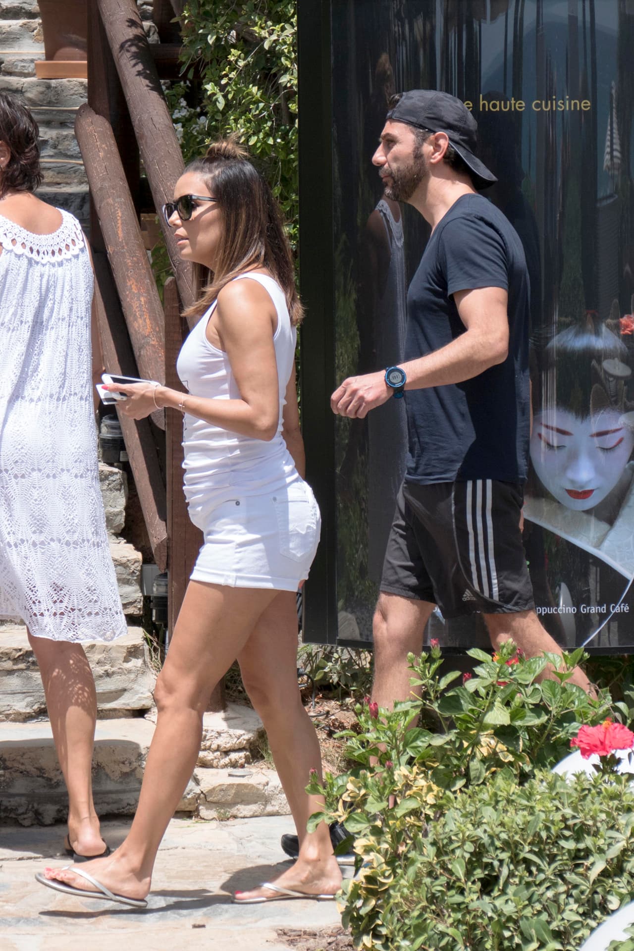 Dieron una caminata para bajar la comida.