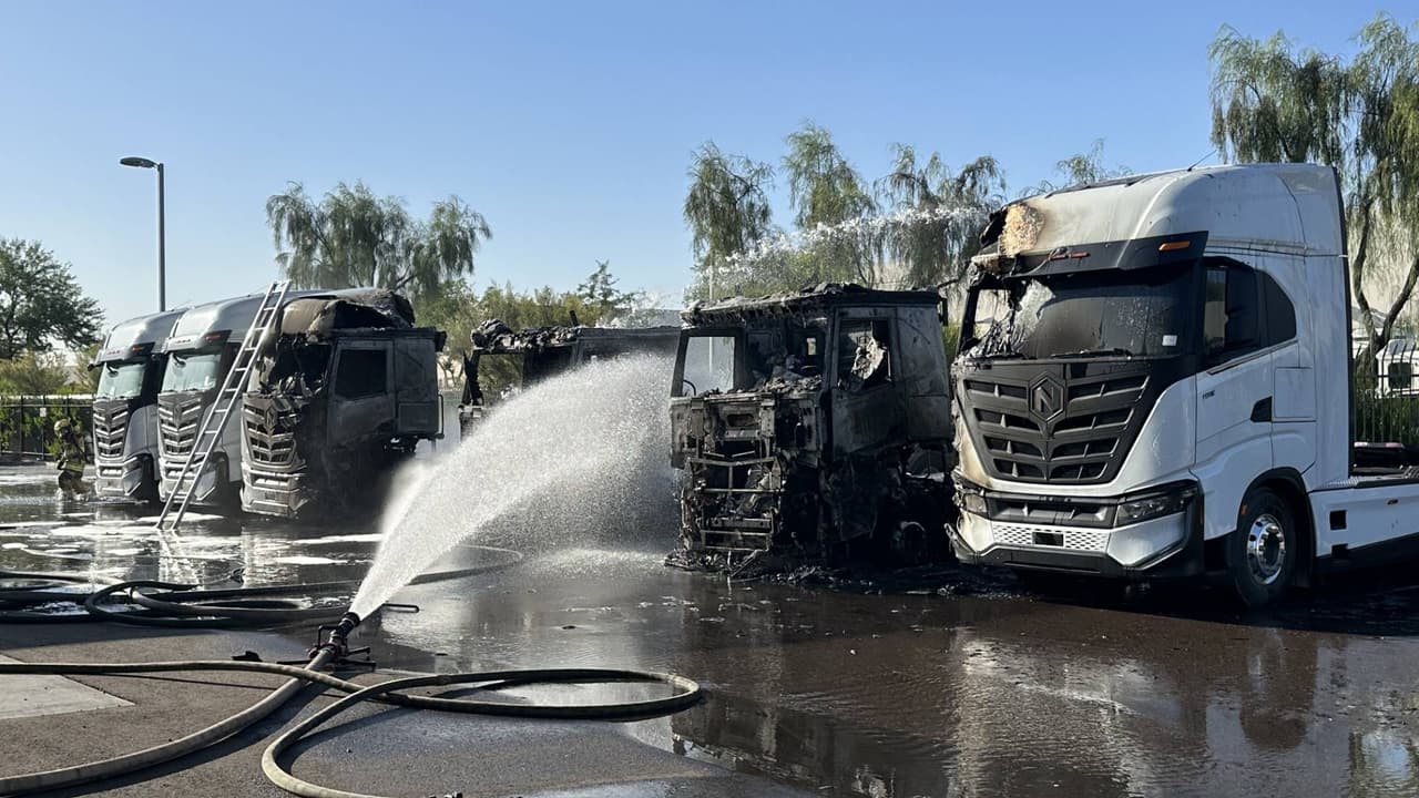 Autoridades sospechan que incendio en depósito de camiones eléctricos fue provocado