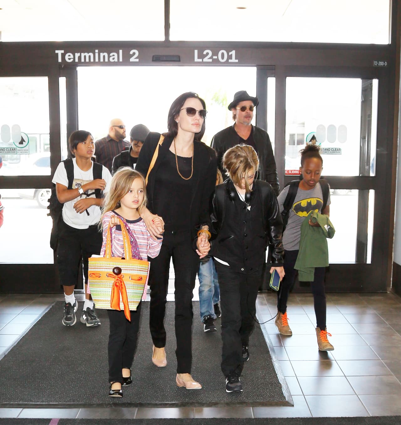El famoso matrimonio arribó al aeropuerto de Los Ángeles en compañía de todos sus hijos, ¡son una linda familia!