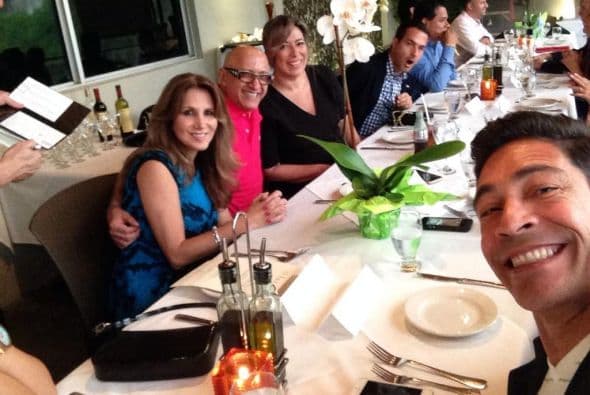 "Entre compañeros, gracias Jefe @AlbertoCiurana @RodnerFigueroa @luzmadoria @alantacher @CarlitosTwit @WilliamValdes", compartió Johnny Lozada. (Julio 19, 2014)