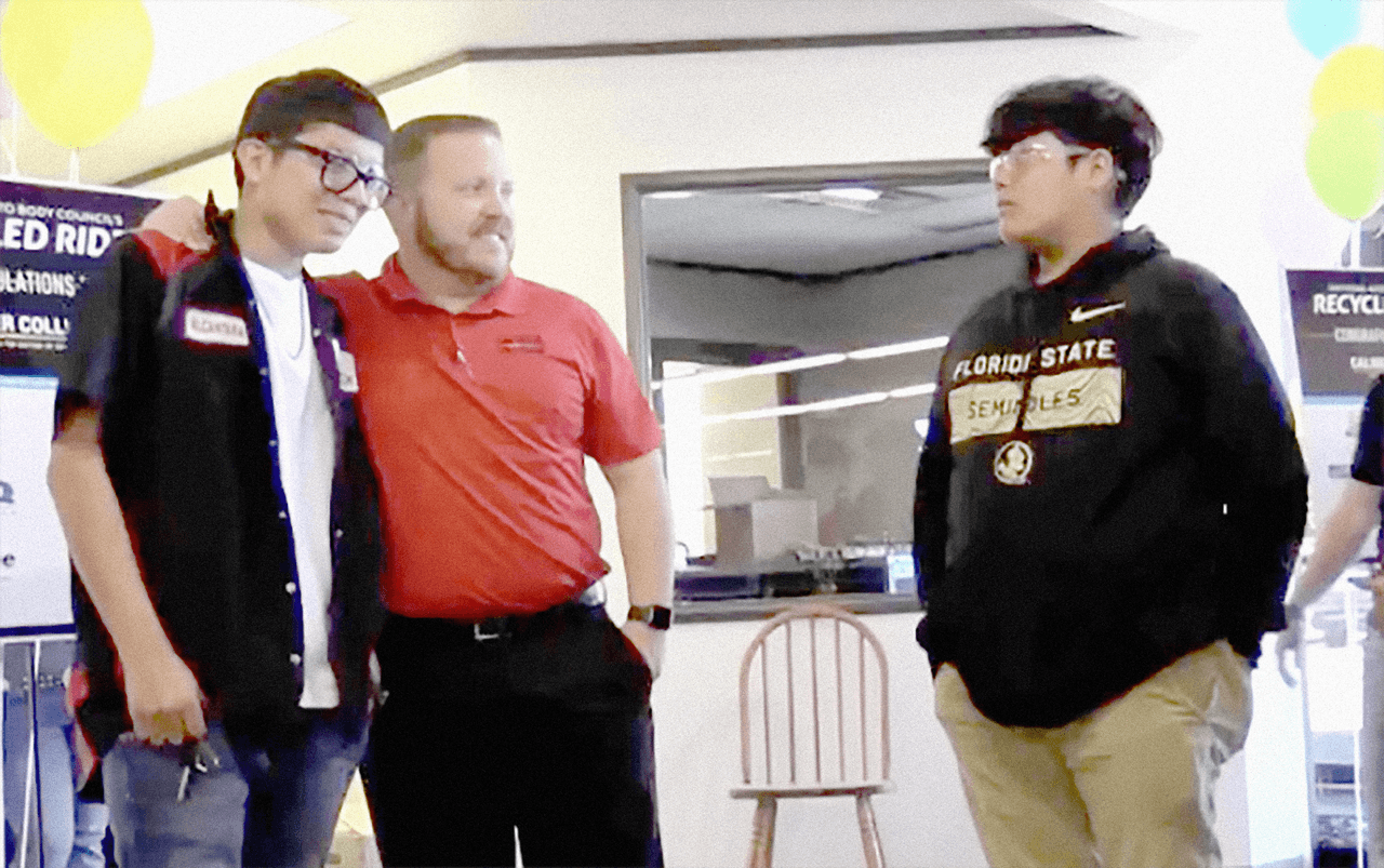 Daniel Alcántara trabajará medio tiempo con el taller Calliber Collision mientras culmina sus estudios.