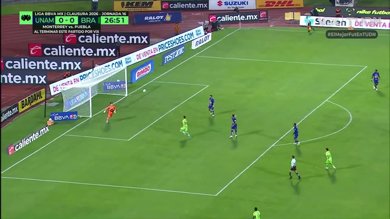 ¡Laraaaaaaaa! Le puso el pecho a la bala y resuelve de maravilla bajo el arco de Pumas