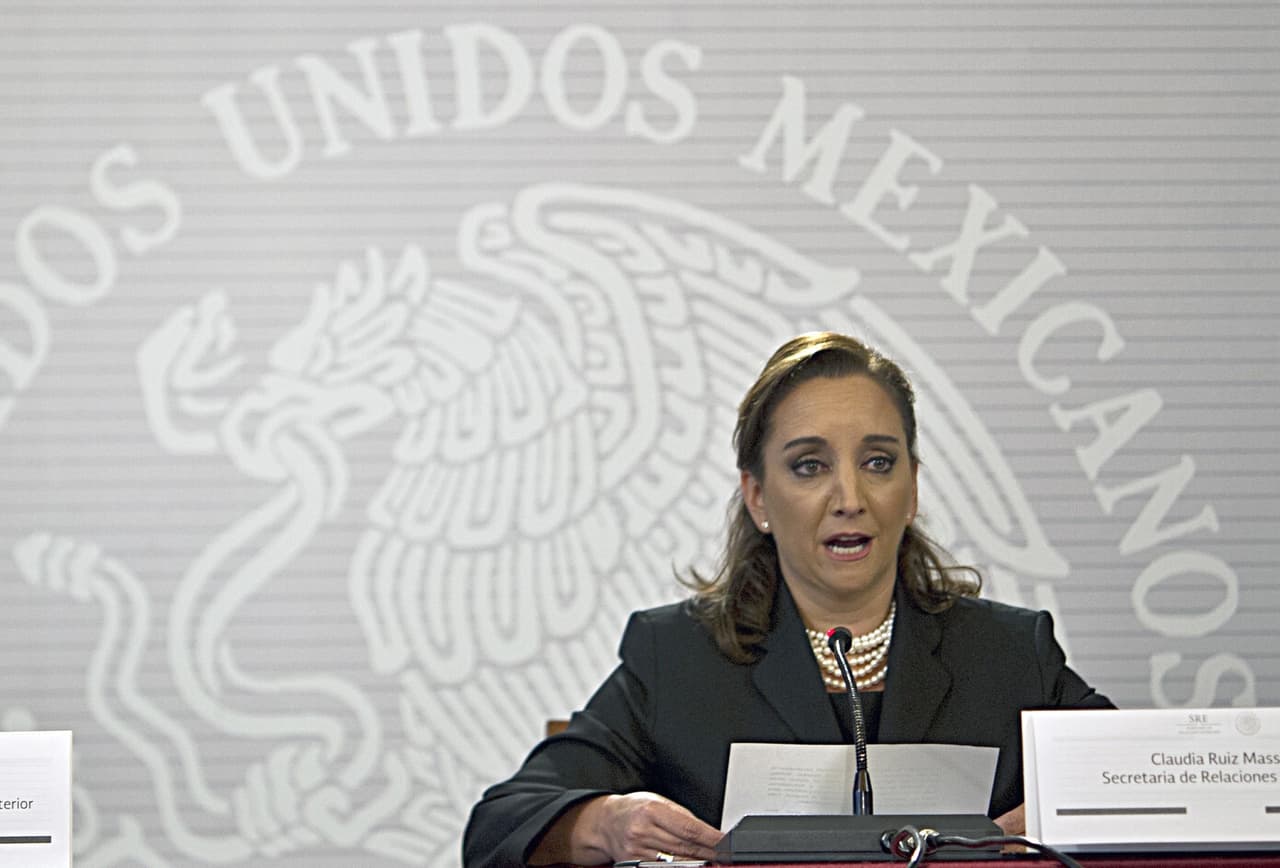 Canciller mexicana pide a EEUU "derrumbar el muro de racismo y miedo"