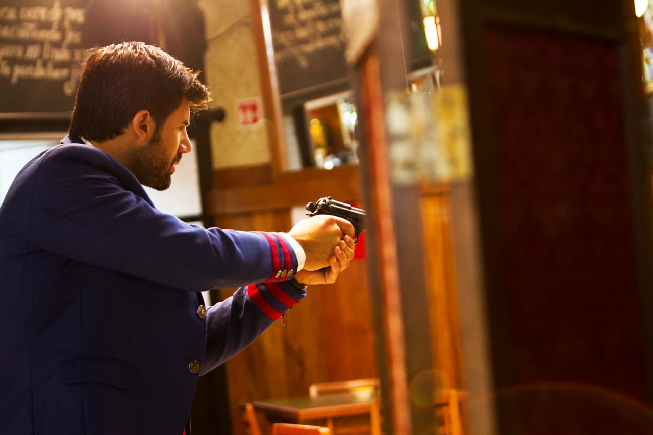 En
<i><b><a href="http://www.univision.com/series/la-piloto">La piloto</a></b></i>,
<b><a href="http://www.univision.com/series/la-piloto/juan-eduardo-colucho-es-dave">Dave</a></b> tuvo que revelarle su verdadera identidad a
<b><a href="http://www.univision.com/series/la-piloto/livia-brito-es-yolanda-en-la-piloto">Yolanda</a></b> en su encuentro con los socios colombianos de
<b><a href="http://www.univision.com/series/la-piloto/arap-bethke-es-john-lucio">John</a></b>.