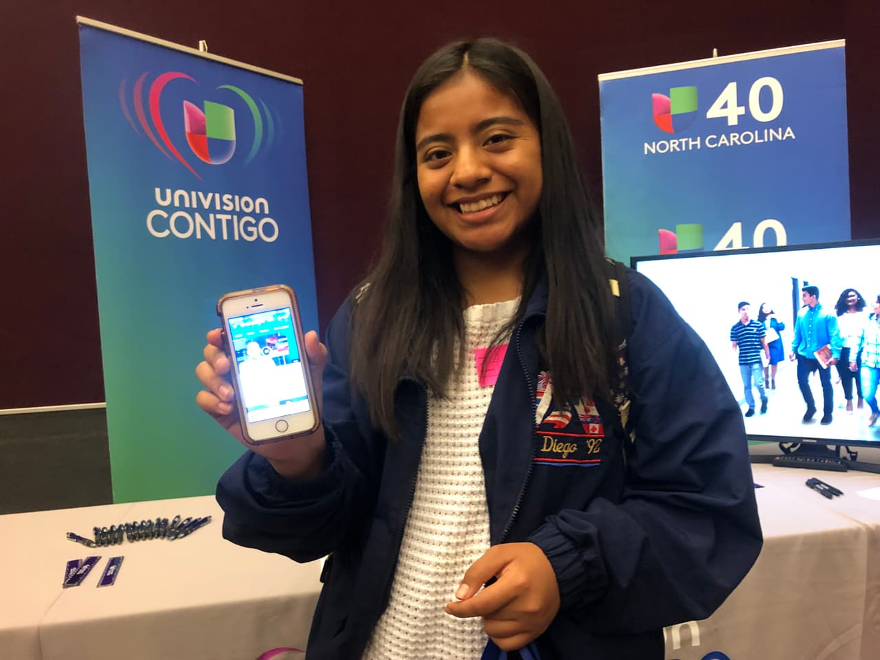 Estudiantes descargan la APP de Univision 40 North Carolina durante el Hispanic Education Summit 2019