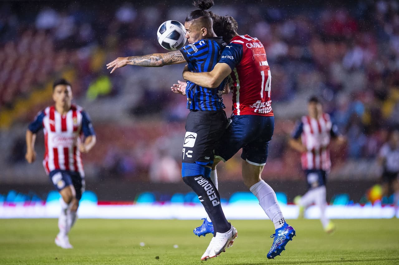 Jonathan Dos Santos es el héroe de la noche, ya que su solitario gol le da un valioso triunfo a Querétaro 1-0 sobre las Chivas.