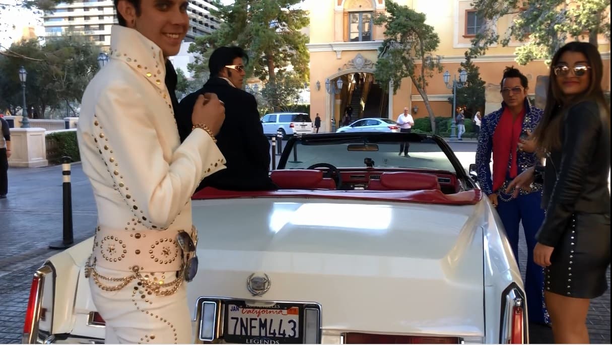 Clarissa Molina, además de ser una de las mujeres más bellas del mundo, es toda una mujer con suerte, prueba de ello es que para este paseo en Las Vegas se hizo acompañar, no de uno, sino de cuatro 'Elvis Presley'.