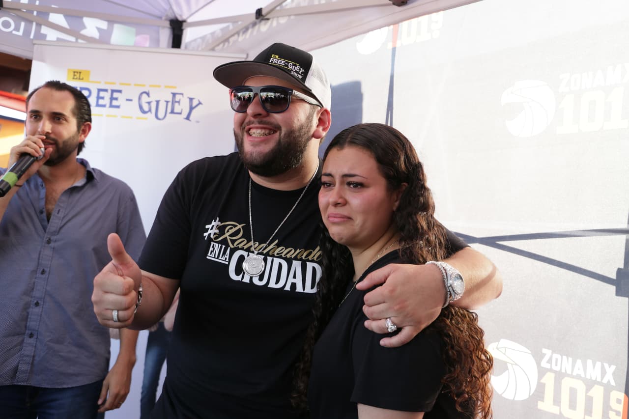 Pero los fans de El Fantasma tampoco pudieron faltar y se emocionaron al verlo en persona.